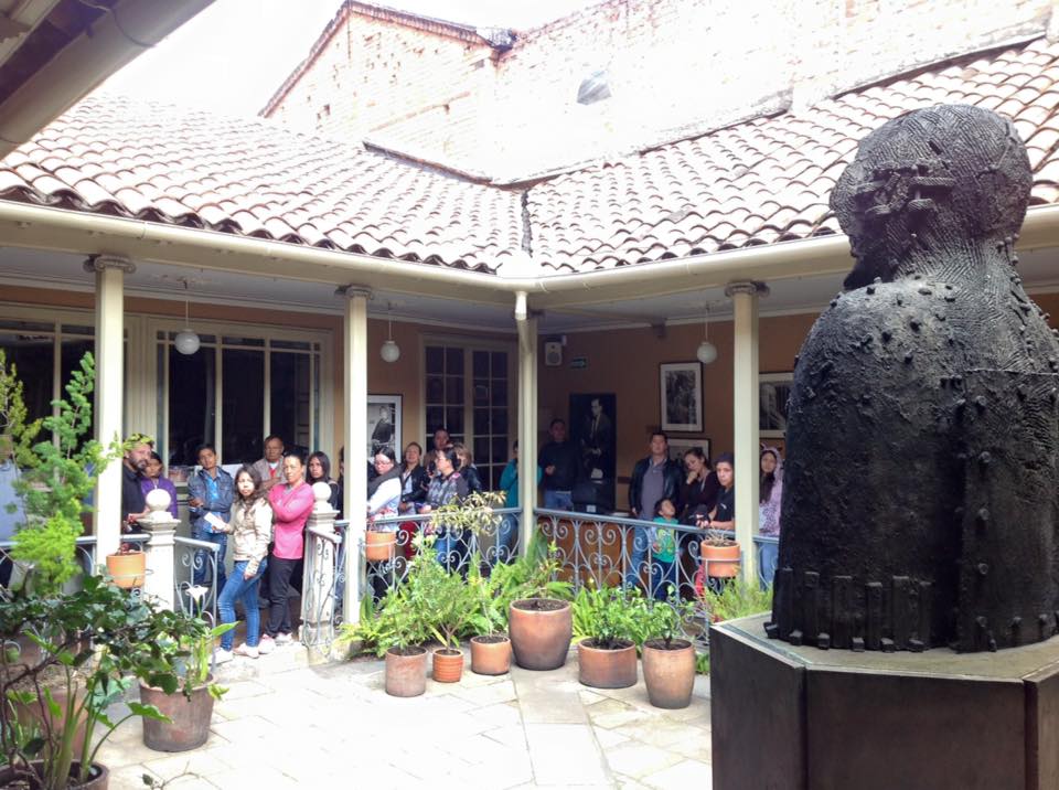 Tourists lined up at La Casa de Poesía Silva.